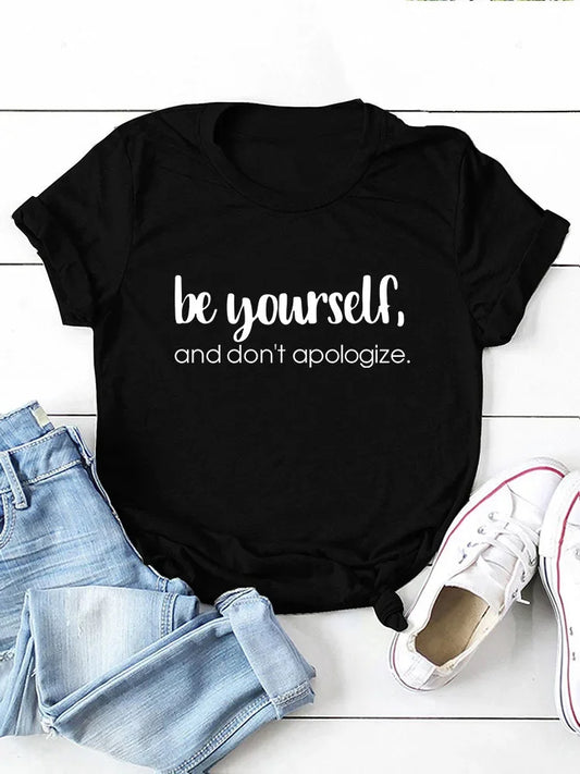 T-shirt com estampado “Be Yourself Don’t Apologize”, manga curta, gola redonda, corte largo e confortável, ideal para um look casual e descontraído