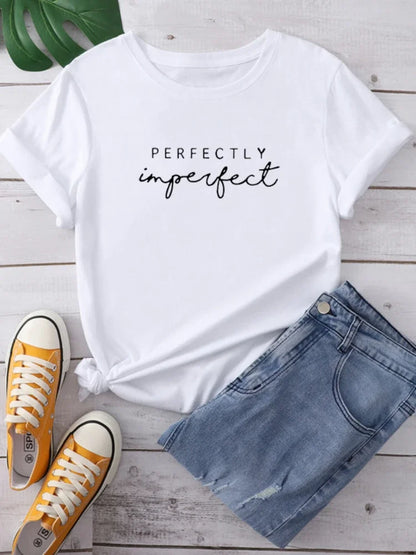 Camiseta con estampado "Perfectly Imperfect", manga corta, cuello redondo, corte ancho y cómodo, ideal para un look casual y relajado
