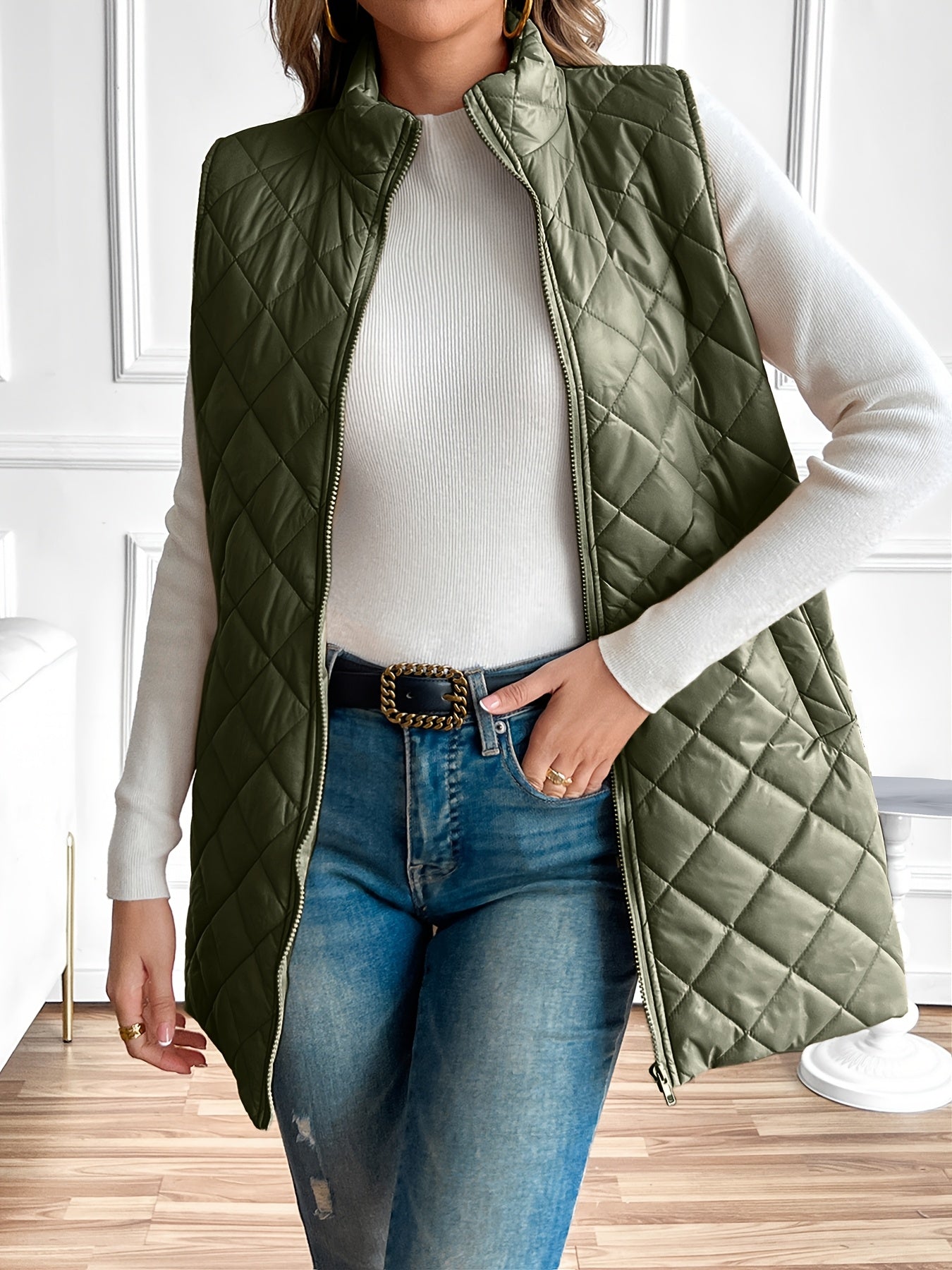 Colete acolchoado com fecho e gola alta