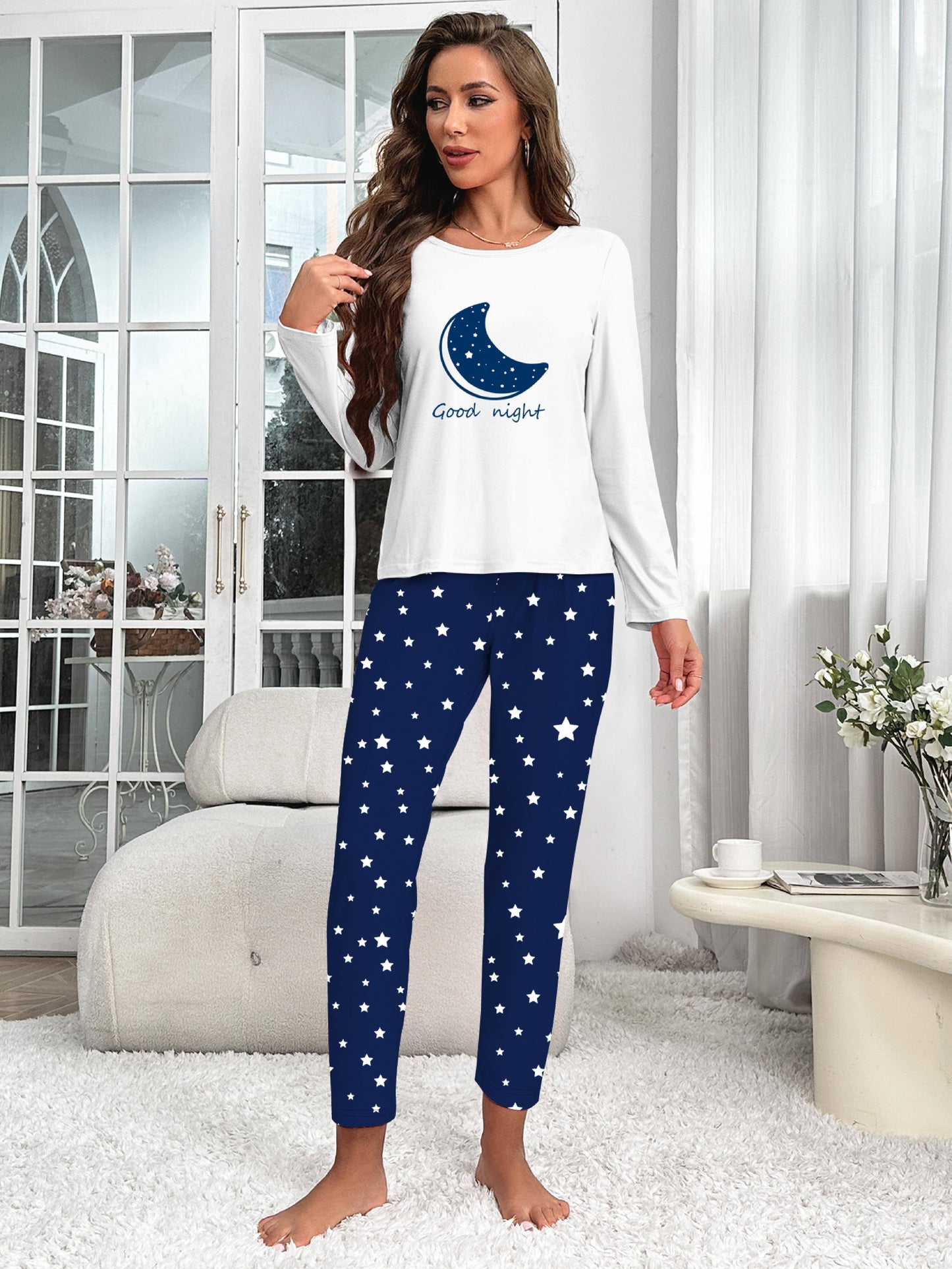 Pijama com estampado de estrelas, manga comprida com gola redonda e calças com cintura elástica