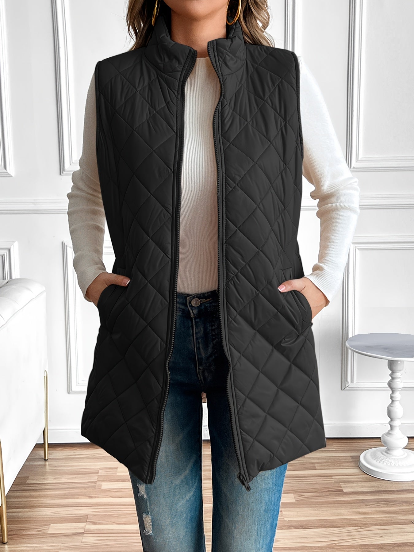 Colete acolchoado com fecho e gola alta